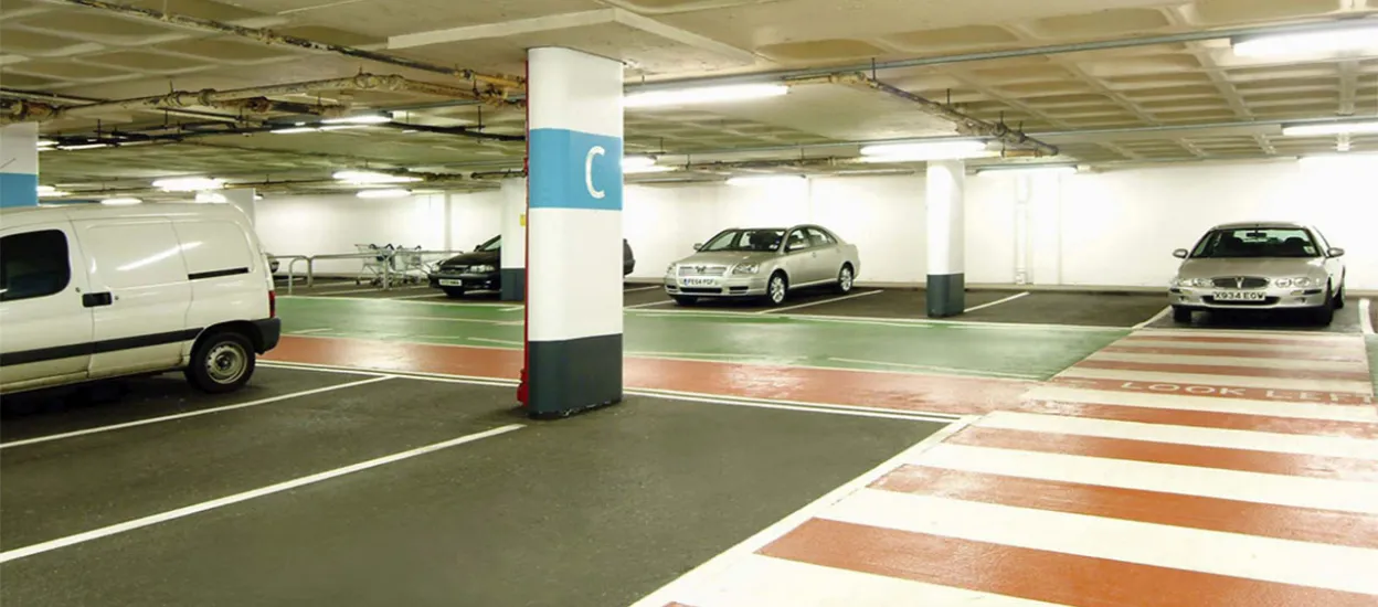 Parkoviště v obchodním centru «Weston Favell Mall» -  2