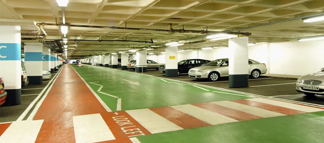 Parkoviště v obchodním centru «Weston Favell Mall» -  3