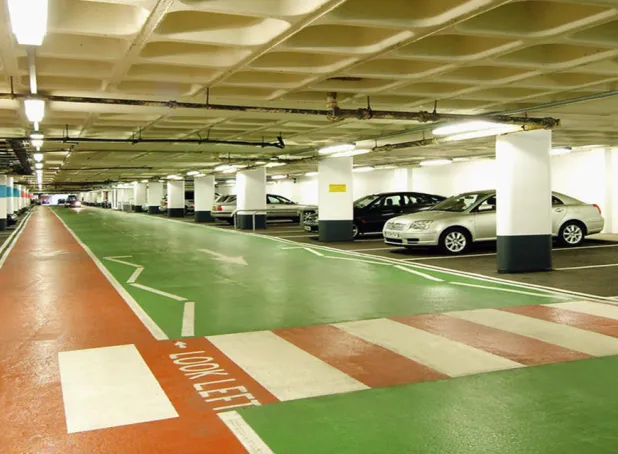 Parkoviště v obchodním centru «Weston Favell Mall»
